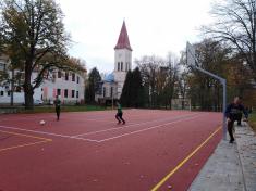 Víceúčelové sportovní hřiště za školami
